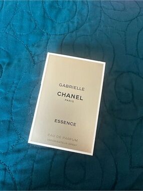CHANEL Gabrielle Essence Perfume Box — Beige & White